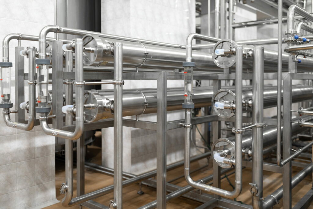 modern-brewery-factory-interior-pipe-lines-other-equipment-tool-plant-workshop-industrial-background-metal-pipes-closeup-industrial-plant-inside-view-maze-pipes-background-1-1024x683 Rurociągi spożywcze - jak zaprojektować instalację higieniczną łatwą do skutecznego mycia?